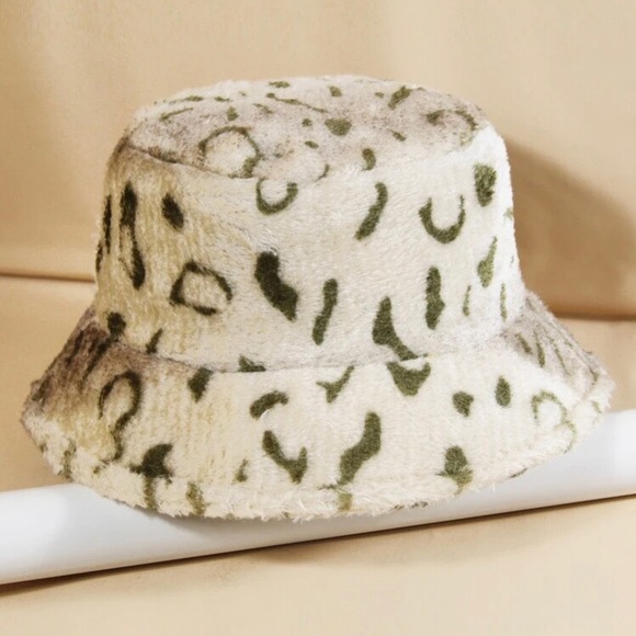 ASOS Accessories - Graphic bucket hat